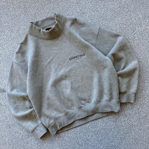 에센셜 모크넥 맨투맨