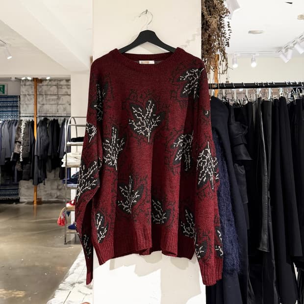 런던포그 버건디 리프 프린트 패턴 니트 스웨터
