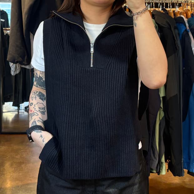 Cos 블랙 카라넥 니트 베스트