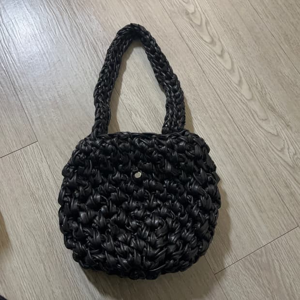 낫띵에브리띵 VEGAN LEATHER SHOULDER BAG IN BLA