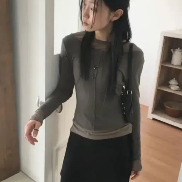 원더원더 라츠 배색 레이어드 절개 라운드 긴팔 티셔츠 차콜