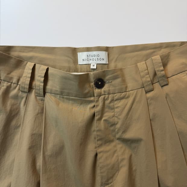 스튜디오 니콜슨 딥 플리츠 볼륨 팬츠