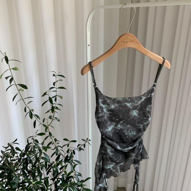 KULU STUDIO 빈티지 패턴 언발란스 프릴 탑 나시