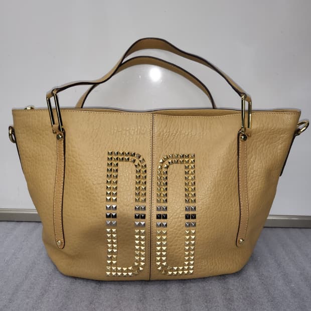 닥스 DD로고 스터드 장식 토트백 43x29cm