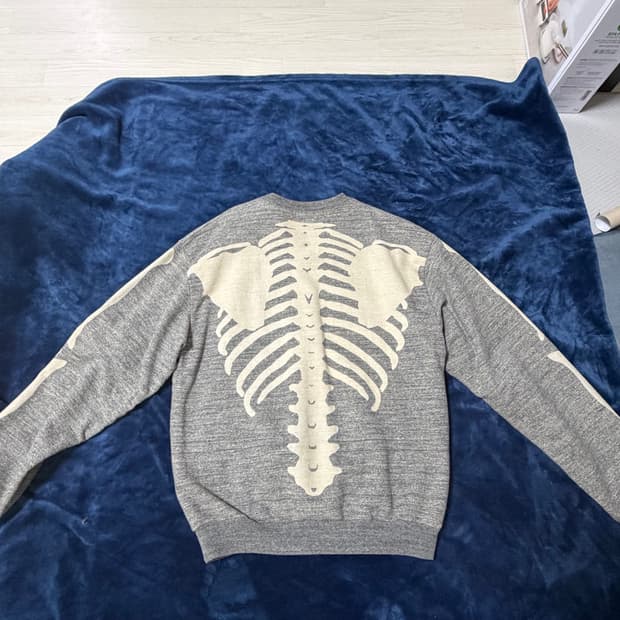 캐피탈 본 스웻 맨투맨 팔아요