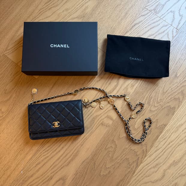 샤넬 클래식 캐비어 WOC 골드코인