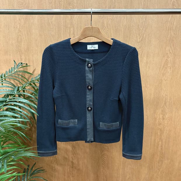 꾸레쥬 라운드넥 니트 가디건 코튼 배색 플래킷 디테일 레귤러핏 블루