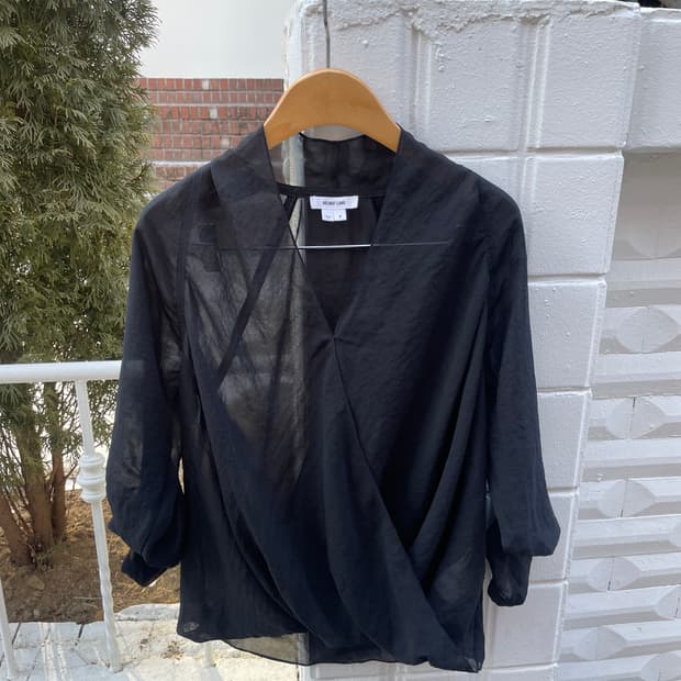 헬무트랭 시스루 블라우스 브이넥 밑단 셔링 소매 버튼 디테일 블랙