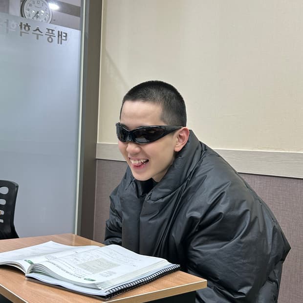 발렌시아가 스킨캣 xl 삽니다