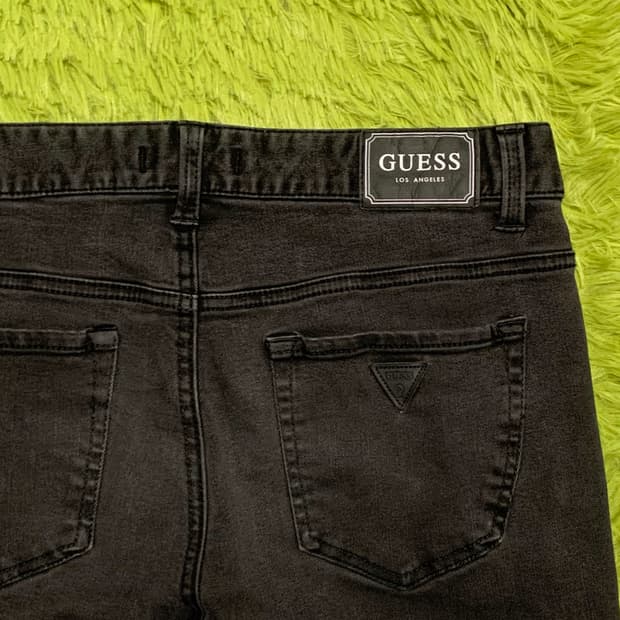 [34] 게스 로고 레더탭 테이퍼드핏 데님팬츠