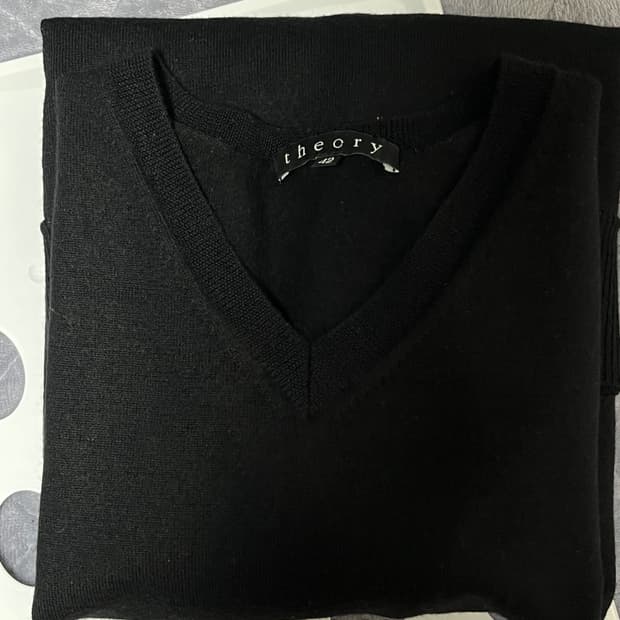 띠어리 브이넥 니트