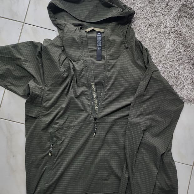 Lululemon LightWeight Hiking Anorak