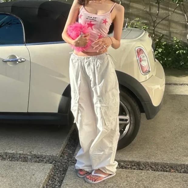 [새상품] 에즈이프 캘리 파라슈트 카고 팬츠 화이트 르세라핌