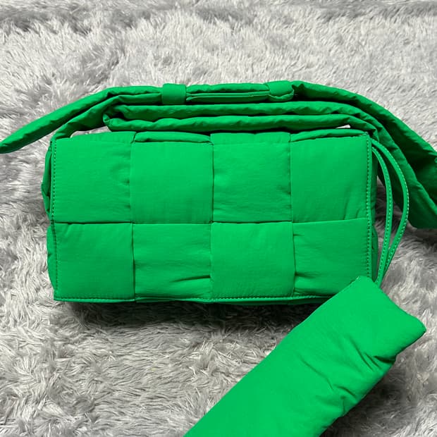 [정품 OS] 보테가베네타 패딩 카세트백 그린