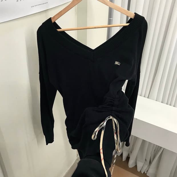 버버리 로고 딥브이넥 셔링 니트