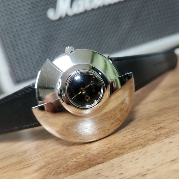 # 빈티지 레트로 헤비매탈 하이텍디자인 시계 레어시계 급처