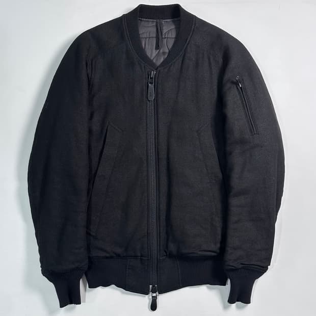 The Viridi-Anne 블랙 봄버 자켓