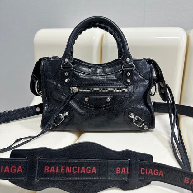 [A 정품] 발렌시아가 로고스트랩 시티 모터백 미니