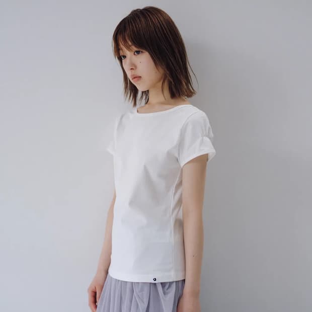오헤시오 BACK BUTTON SHIRRING T-SHIRT, WHITE