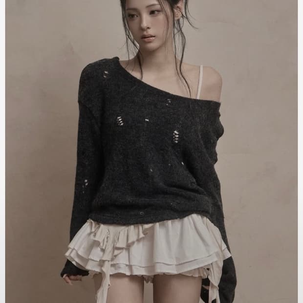 카키포인트 데미지 펀칭 니트(차콜)