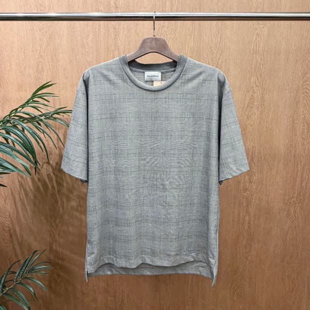 솔리드옴므 라운드넥 반팔 티셔츠 글렌 체크 패턴 디테일 루즈핏 그레이