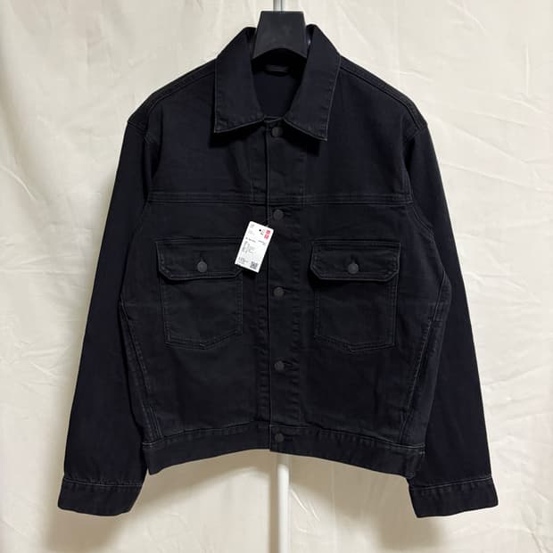 (새제품) 유니클로 데님 트러커 자켓 / 흑청, M