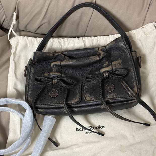 아크네스튜디오 멀티포켓백 마이크로사이즈 브라운