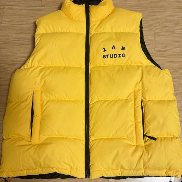 아이앱 스튜디오 x LMC 옐로우 & 블랙 리버시블 다운 베스트