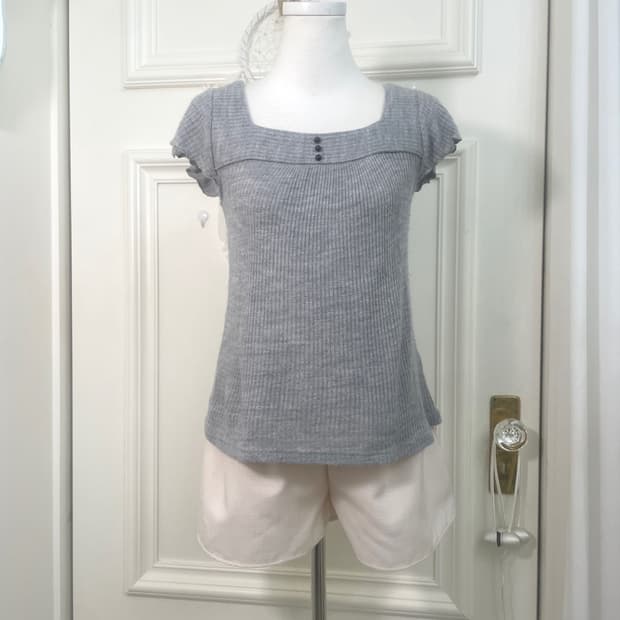 gray button point square-neck knit top