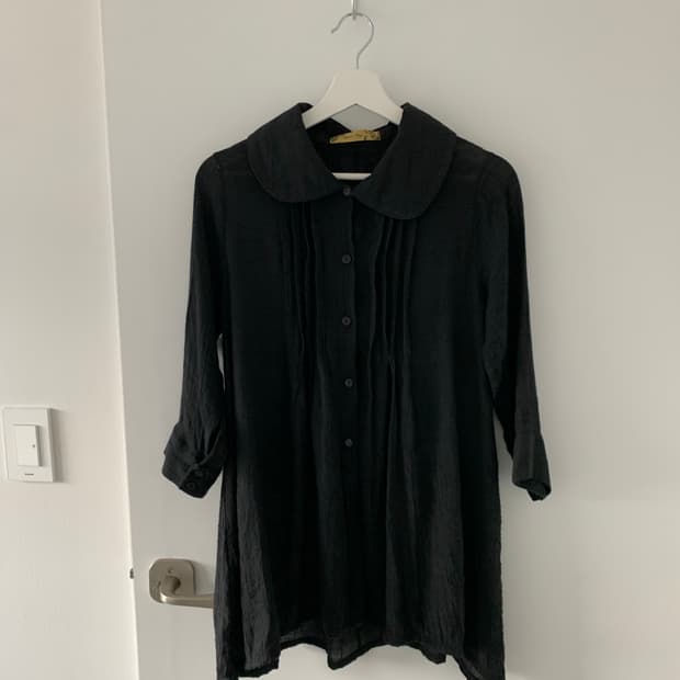 블랙 카라 핀턱 슬리브