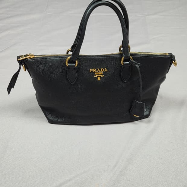 [프라다] 비텔로 다이노 레더 골드 메탈 로고 토트백 | G00012