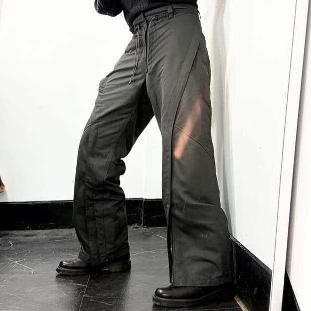 르마드 오블리크 지퍼 플랩 팬츠