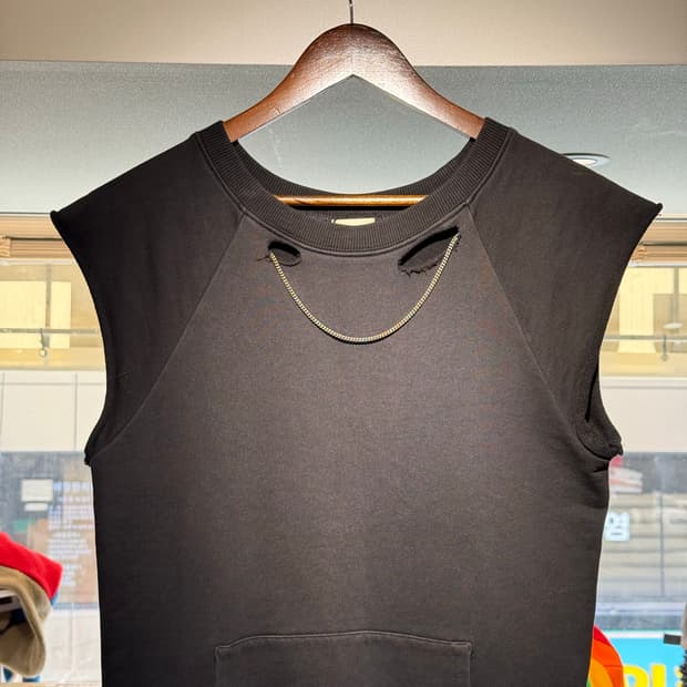 생로랑 다스트레스드 넥클리스 슬리브리스 스웻셔츠