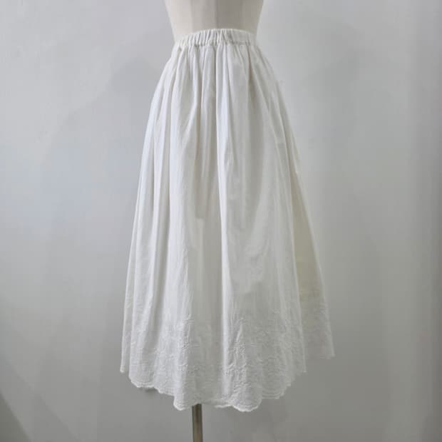 COLZA 화이트 코튼 자수 밴딩 롱스커트