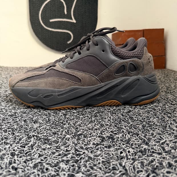 아디다스 이지 부스트 700 V2 테프라