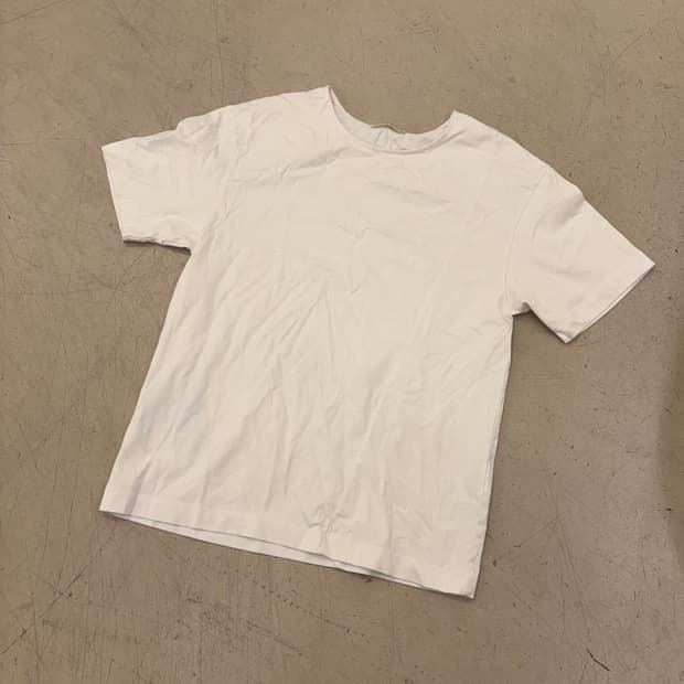 인사일런스 스티치 화이트 반팔티