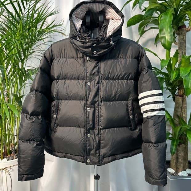 톰브라운 사선 봄버 패딩자켓 블랙
 3사이즈