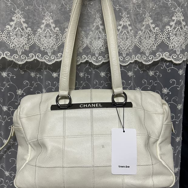 샤넬 캐비어 초코바 스티치 볼링 숄더백 화이트