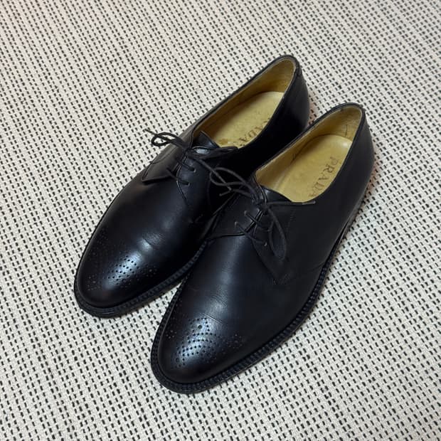 프라다 미니멀 로퍼 39 사이즈