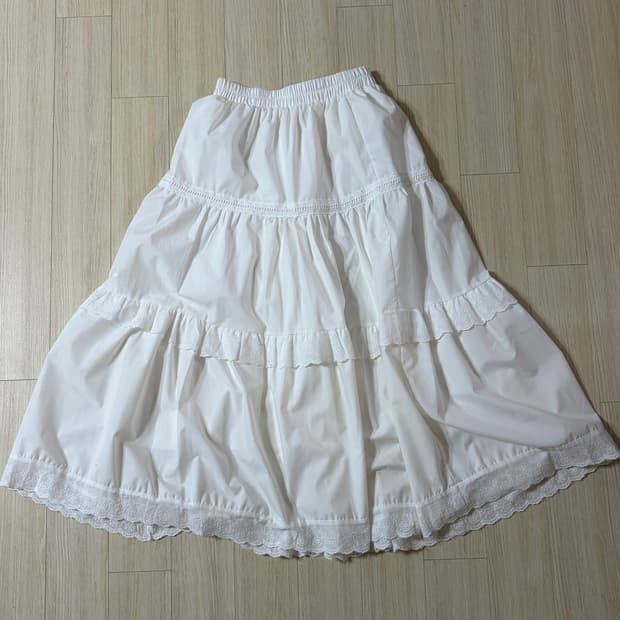 화이트 롱스커트