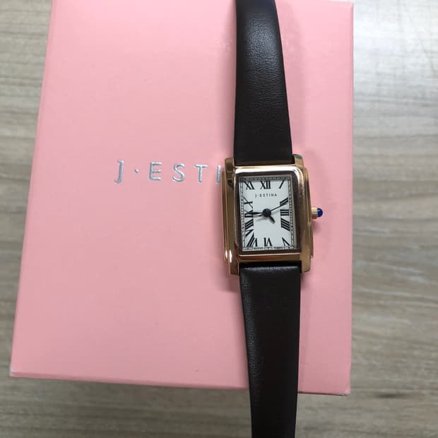 제이에스티나 시계