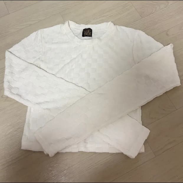 체커보드 패턴 엠보싱 크롭티