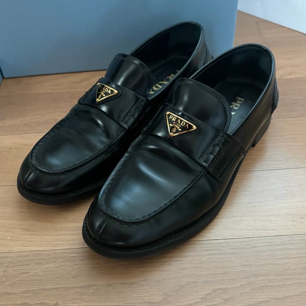 프라다 prada 골드 로고 브러쉬드 블랙 가죽 로퍼