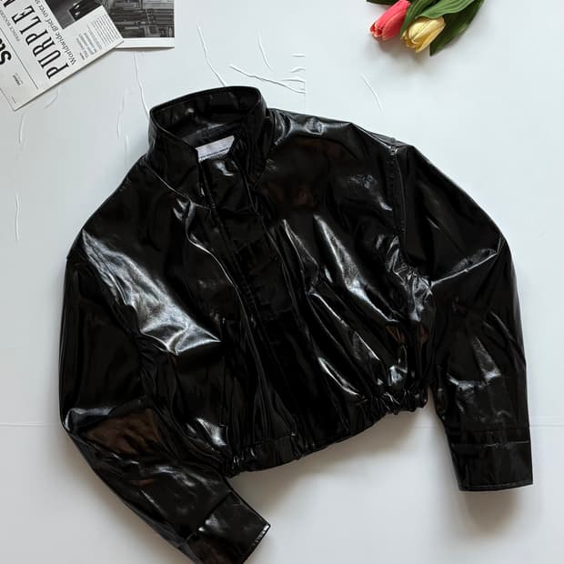 플레이스 스튜디오 크롭 유광 에나멜 자켓