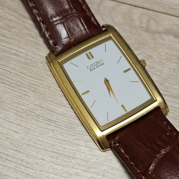 시티즌 에코드라이브 사각 금장 가죽 시계