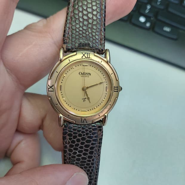 오디렉스 금장 쿼츠 시계 
