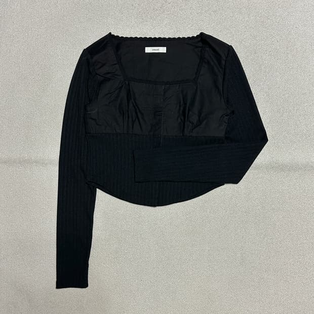 오이소엘 라나 스퀘어 넥 탑