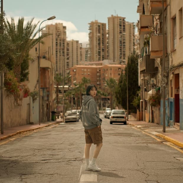 🩶 IAB STUDIO 로고 후드티 – 그레이