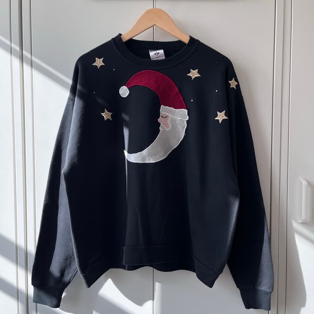 Jerzees 크리스마스 산타 자수 패치 오버핏 맨투맨