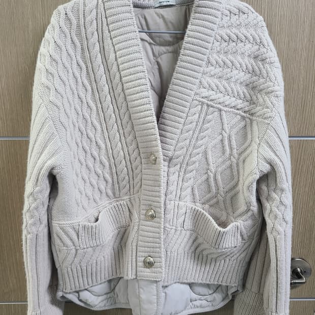 시스템 아이보리 색상 꽈배기 니트 패딩